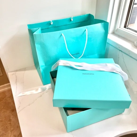 Tiffany & Co Big Tiffany Gift Box in Tiffany Blue Signature color 💚💙🎁 - Picture 10 of 16